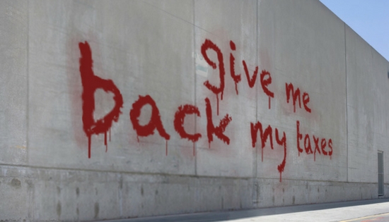 large wall with grafitti